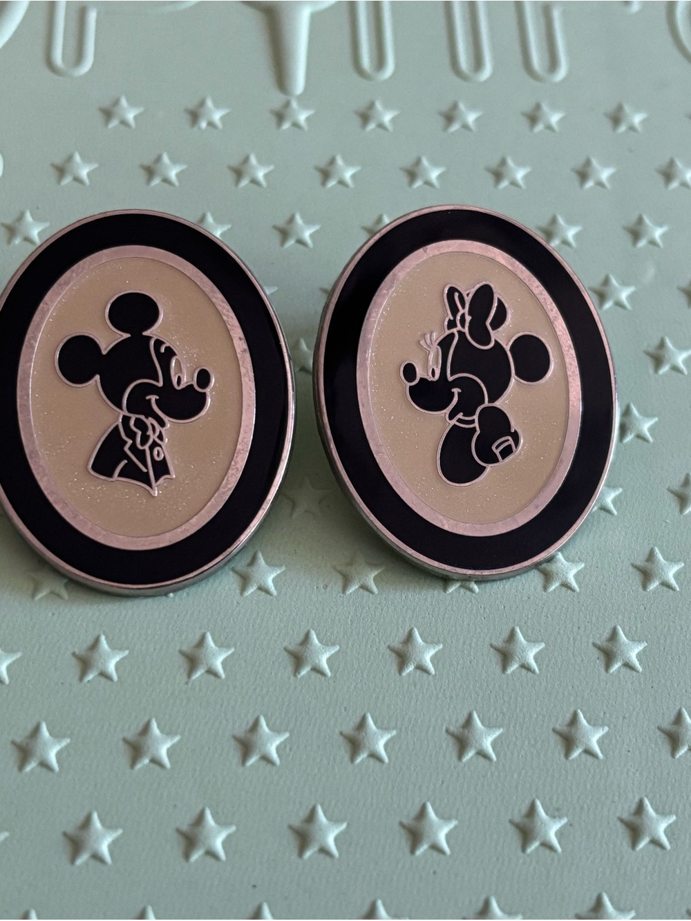 Disney Mickey & Minnie Portrait Silhouette 2 Pin Set 2010